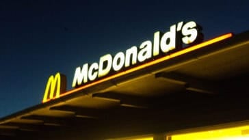 McDonald's launches a new strategy called McDonald's NEXT focused on automation, service, social media, and food taste | ©Image Credit: Wikimedia Commons / Danielk2