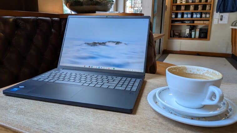 The 15.3-inch display on the Lenovo Chromebook Plus i is just right for both working and watching movies ©Image Credit: GEEKSPIN