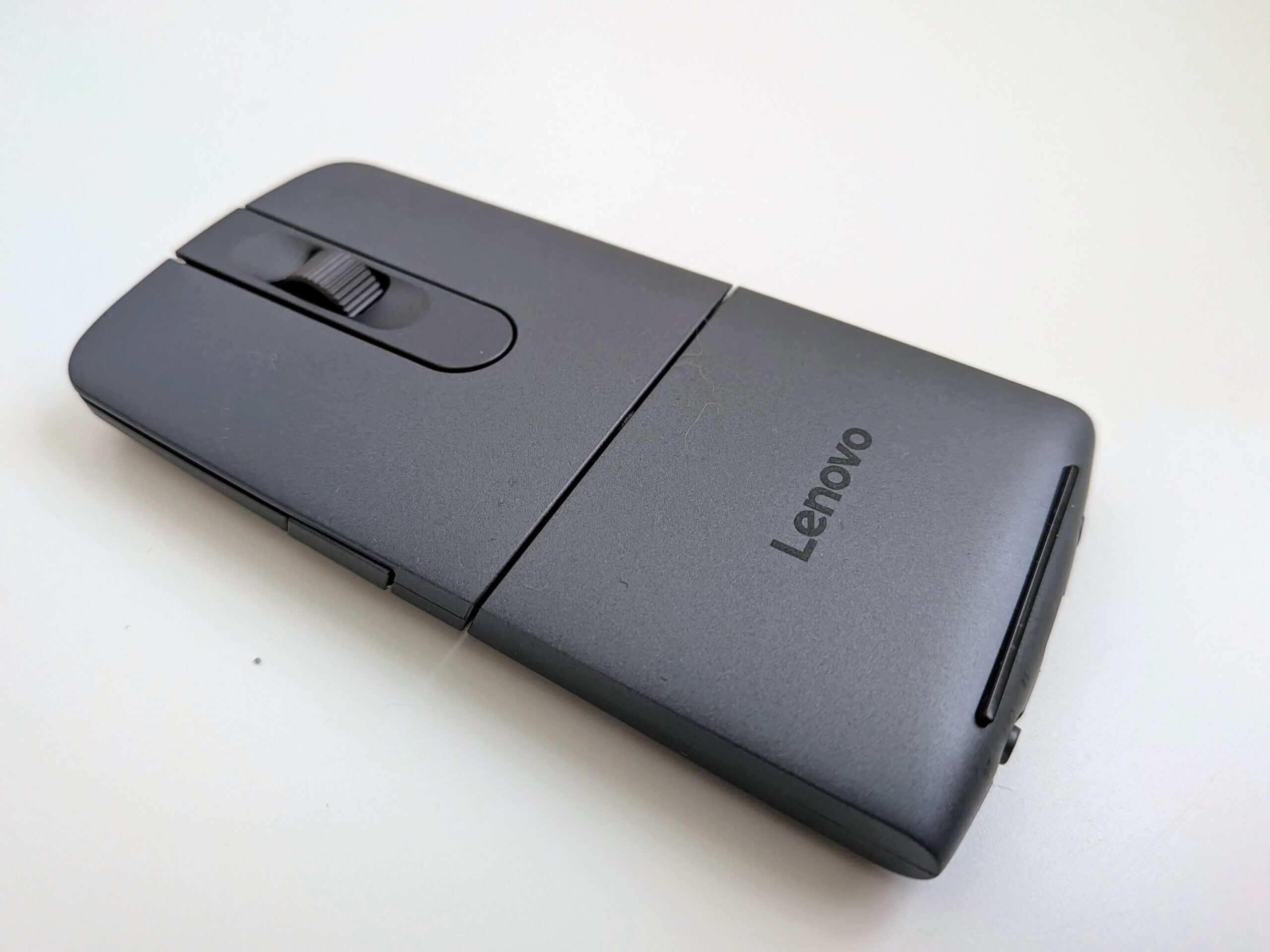 The Lenovo ThinkPad Presenter Mouse Aura Edition twists completely flat to seamlessly slide into any travel bag. ©Image Credit: GEEKSPIN