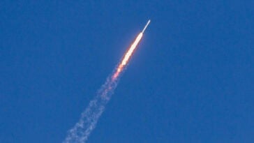 The upper stage of the Chinese Zhuque-2E rocket breaks apart in orbit near crowded Starlink satellite paths above Earth. | ©Image Credit: Maciej Ruminkiewicz / Unsplash