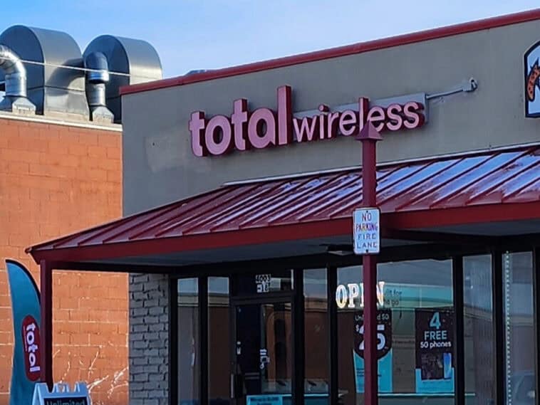 Total Wireless has partnered with Western Union to offer free monthly money transfers to customers on eligible plans | ©Image Credit: Wiki Commons