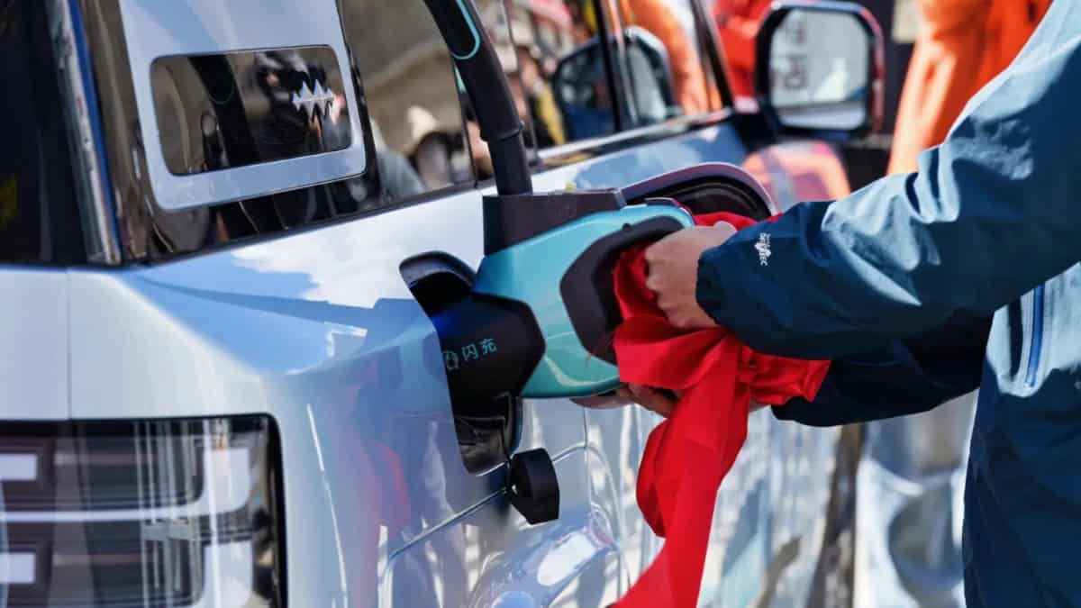 A BYD electric vehicle charges at one of the company’s new ultra-fast Flash Charging stations in China | ©Image Credit: BYD