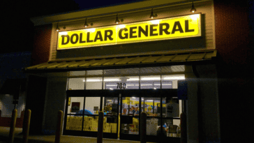 Dollar General is winning while Family Dollar closes hundreds of stores and Dollar Tree slows its expansion | ©Image Credit: Wikimedia Commons / Mike Mozart