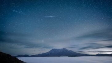 Delta Aquariids meteor shower over Mount St. Helens, Washington, around 2 a.m. on July 30, 2019 | ©Image Credit: Flickr / Diana Robinson