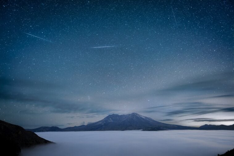 Delta Aquariids meteor shower over Mount St. Helens, Washington, around 2 a.m. on July 30, 2019 | ©Image Credit: Flickr / Diana Robinson