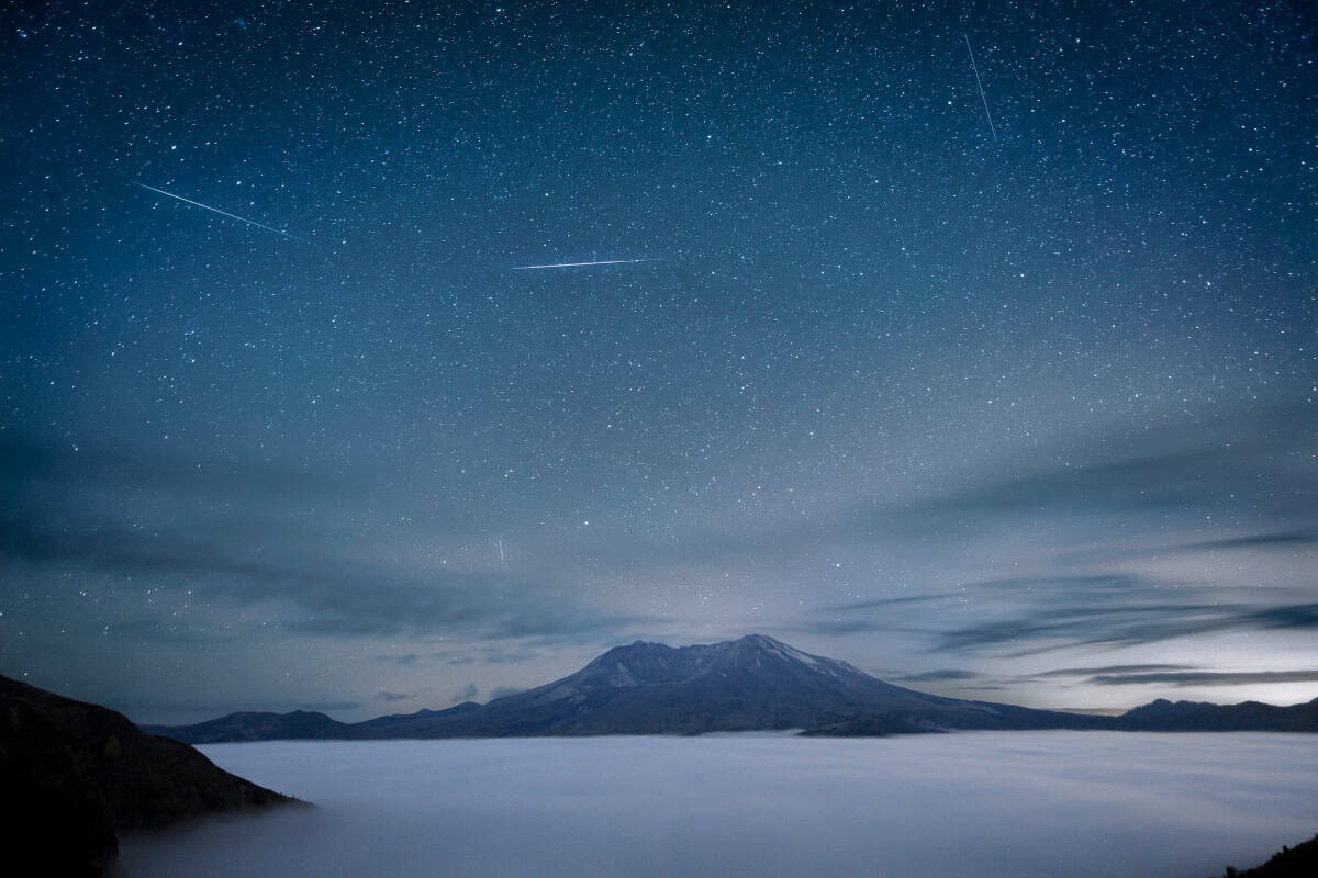Delta Aquariids meteor shower over Mount St. Helens, Washington, around 2 a.m. on July 30, 2019 | ©Image Credit: Flickr / Diana Robinson