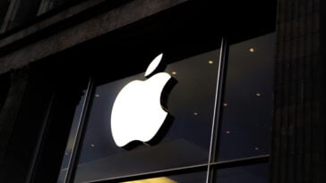 Apple has reclaimed its spot as the world’s most valuable public company, edging ahead of Nvidia with a market value near $5 trillion | ©Image Credit: Unsplash / Laurenz Heymann