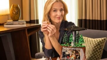 LEGO Ideas The X-Files Set with Model ©Image Credit: LEGO