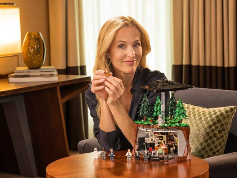 LEGO Ideas The X-Files Set with Model ©Image Credit: LEGO