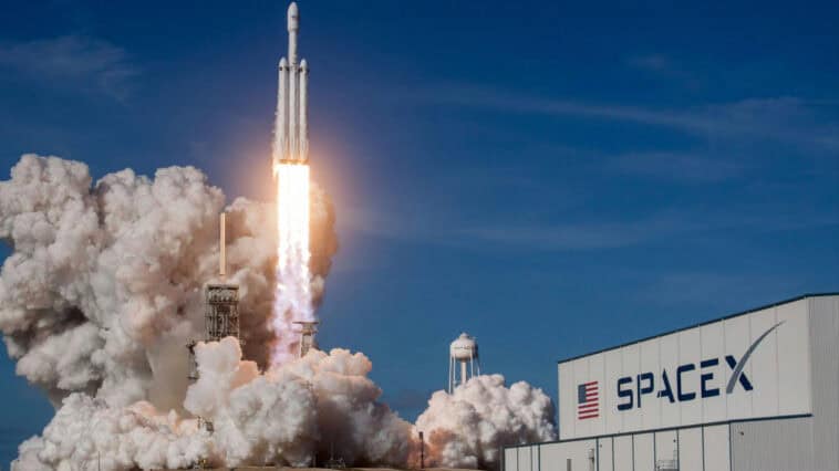 SpaceX’s massive Starship rocket sits ready for launch before an engine issue forced the 13th test flight to abort |  ©Image Credit: Space X