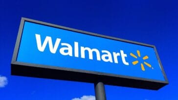 Walmart is rolling back prices on summer essentials and everyday groceries | ©Image Credit: Wikimedia Commons / MikeMozartJeepersMedia