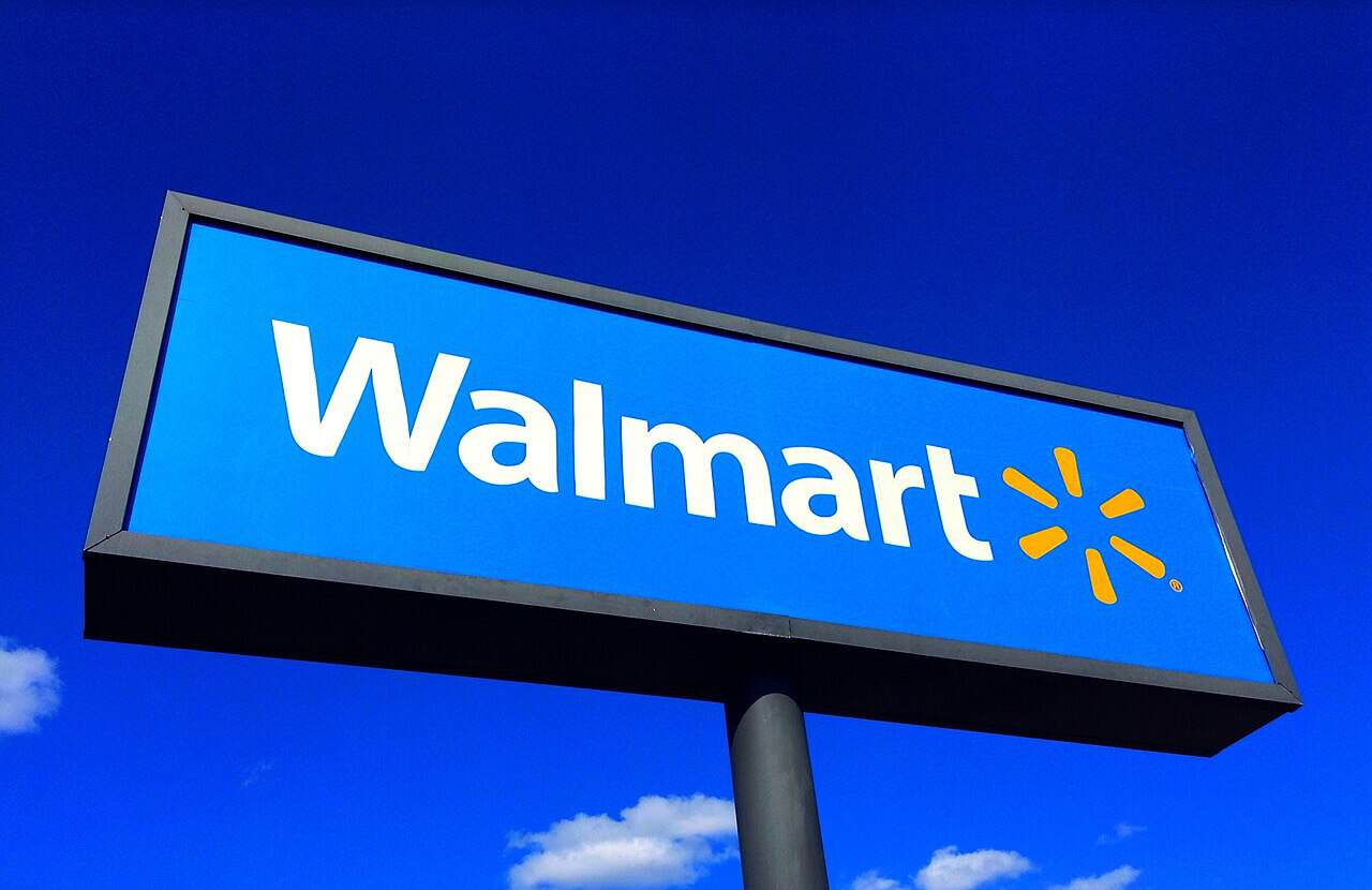 Walmart is rolling back prices on summer essentials and everyday groceries | ©Image Credit: Wikimedia Commons / MikeMozartJeepersMedia