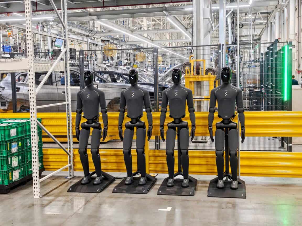 Humanoid robots are now helping build BMWs in the U.S. 1 The Figure 03 robots at the BMW factory are able to dock themselves for charging ©Image Credit: GEEKSPIN