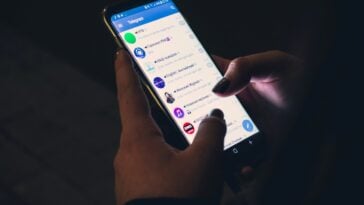 Scammers are impersonating the FBI online to revictimize people who have already been scammed before | ©Image Credit: Unsplash / Christian Wiediger