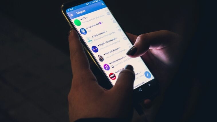 Scammers are impersonating the FBI online to revictimize people who have already been scammed before | ©Image Credit: Unsplash / Christian Wiediger