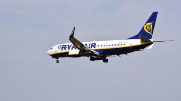 A passenger was partially sucked out of a shattered window on a Boeing 737 shortly after takeoff | ©Image Credit: Pexels / Wayne Jackson