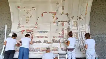 Restorers in Pompeii meticulously assembling thousands of fragile plaster fragments to rebuild a 2,000-year-old vaulted ceiling. ©Image Credit: Pompeii Archaeological Park