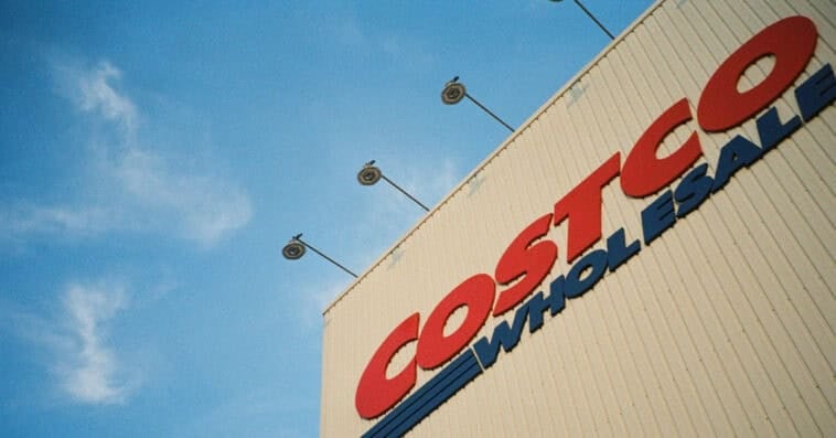 Costco’s new automated checkout stations promise faster transactions, but shoppers remain divided over the new system. | ©Image Credit: SeenHow / Unsplash
