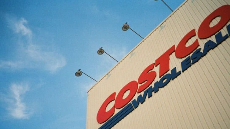 Costco’s new automated checkout stations promise faster transactions, but shoppers remain divided over the new system. | ©Image Credit: SeenHow / Unsplash