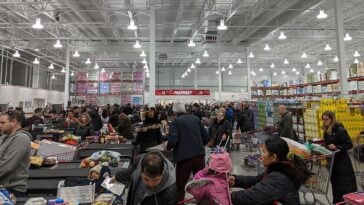 Costco is integrating Medicare health services into its warehouse operations, expanding the role of its existing pharmacy and optical centers | ©Image Credit: Wikimedia Commons / Sikander Iqbal