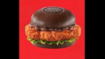 The Oreo Original Recipe Chicken Burger with fried chicken patty, lettuce, brown mashed potatoes dusted in cookie crumbles, and Oreo-style black buns | ©Image Credit: Weibo / KFC China