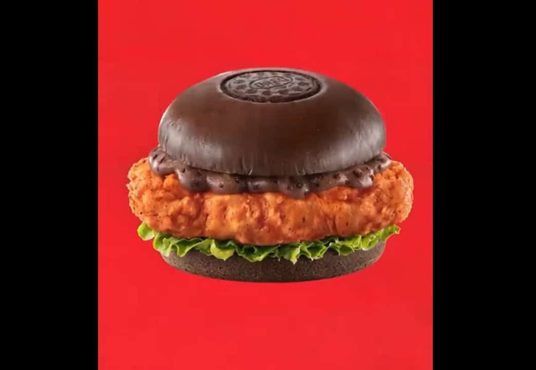 The Oreo Original Recipe Chicken Burger with fried chicken patty, lettuce, brown mashed potatoes dusted in cookie crumbles, and Oreo-style black buns | ©Image Credit: Weibo / KFC China
