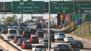 Drivers in Los Angeles could earn cash by swapping car trips for transit, biking, walking, and other transportation options. | ©Image Credit: Sebastian Enrique / Unsplash