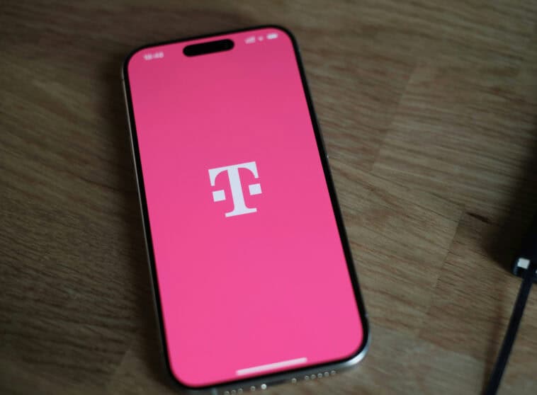 Students can save on their wireless bill with T-Mobile's new discounted plans, which offer premium perks at lower prices | ©Image Credit: Unsplash / appshunter.io