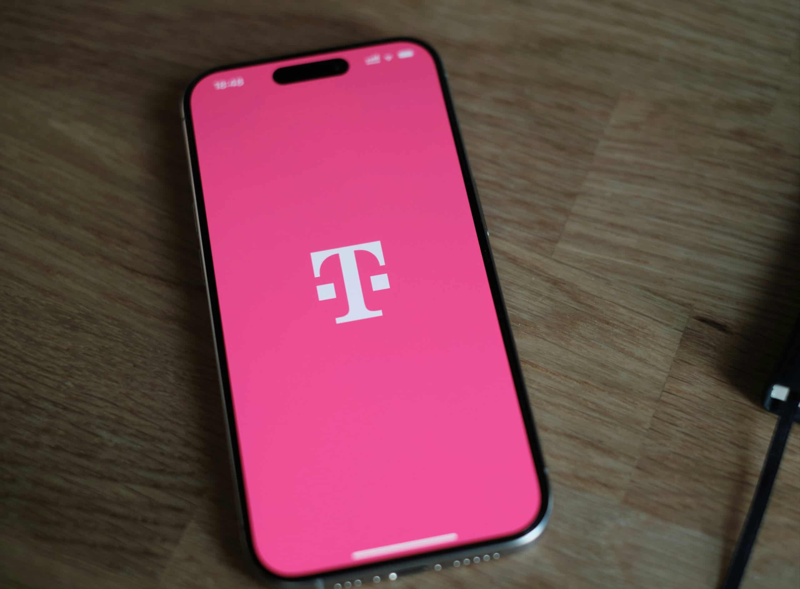 Students can save on their wireless bill with T-Mobile's new discounted plans, which offer premium perks at lower prices | ©Image Credit: Unsplash / appshunter.io
