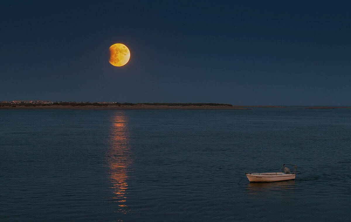 A deep partial lunar eclipse captured over southern Portugal on 16th of July 2019. A similar view is expected across the Americas on August 27–28, 2026 | ©Image Credit: ToryYu1989 (CC0 1.0 Universal)