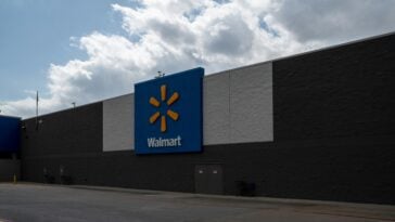 Shoppers will soon be able to use smartphones, smartwatches, and contactless cards directly at Walmart registers. ©Image Credit: Unsplash / Zack Yeo