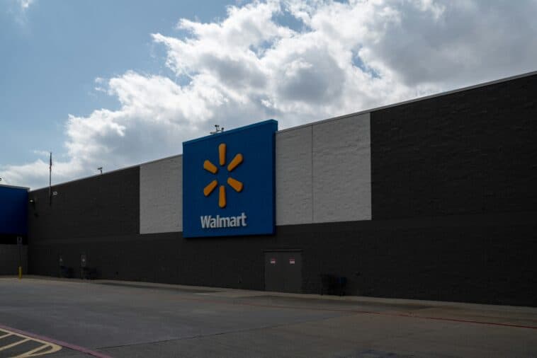Walmart is finally fixing its biggest checkout complaint 1 Shoppers will soon be able to use smartphones, smartwatches, and contactless cards directly at Walmart registers. ©Image Credit: Unsplash / Zack Yeo
