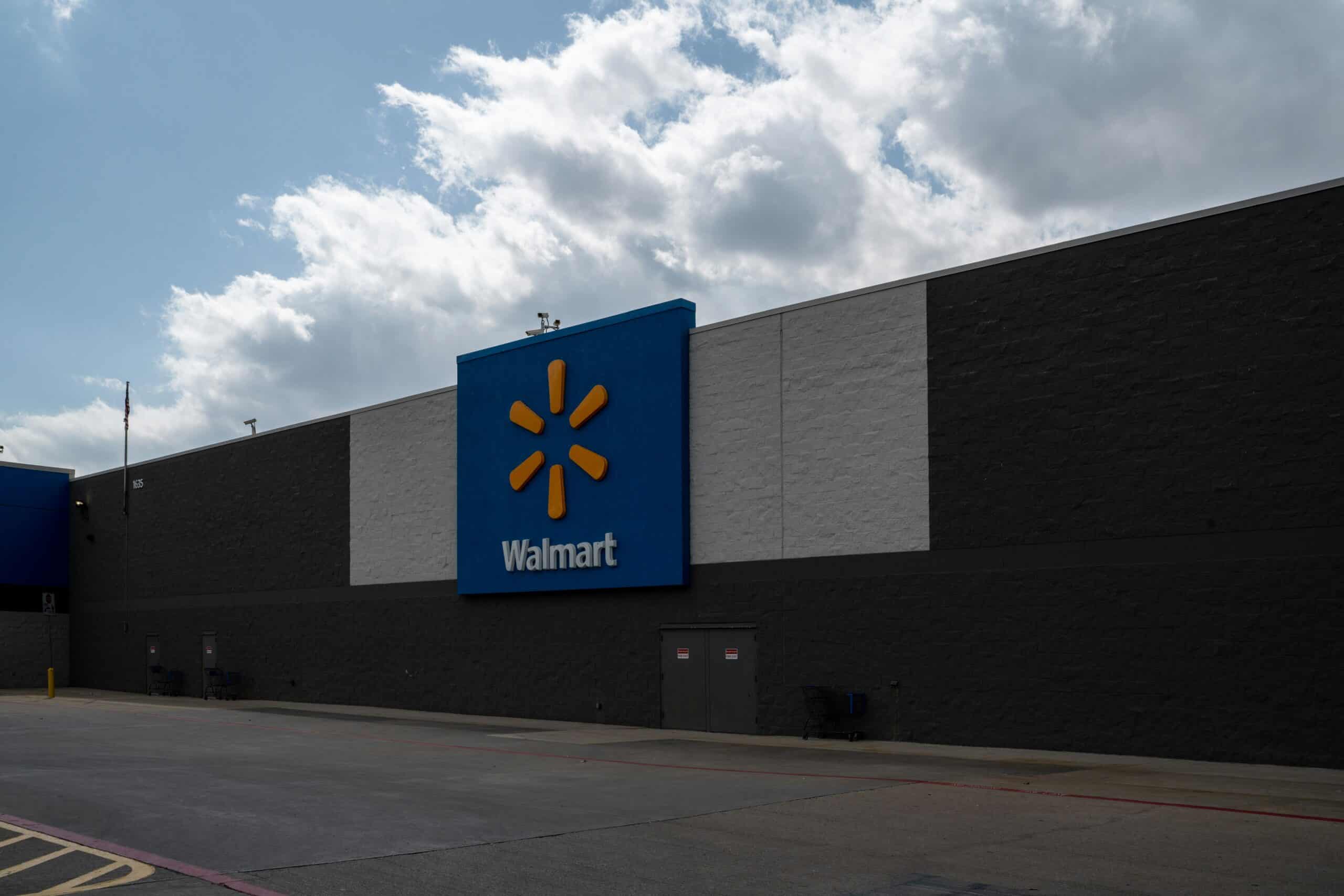 Shoppers will soon be able to use smartphones, smartwatches, and contactless cards directly at Walmart registers. ©Image Credit: Unsplash / Zack Yeo