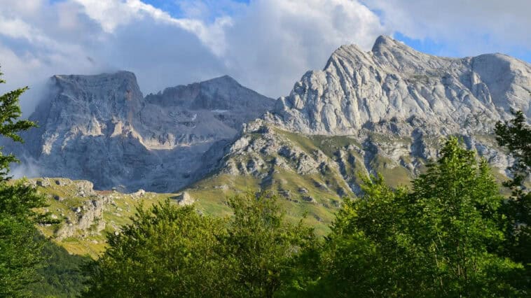 Earth’s crust is unzipping deep beneath Italy! Learn how this hidden process triggers quakes along the Apennine Mountains. | ©Image Credit: Alessandro Cesarano / Pexels