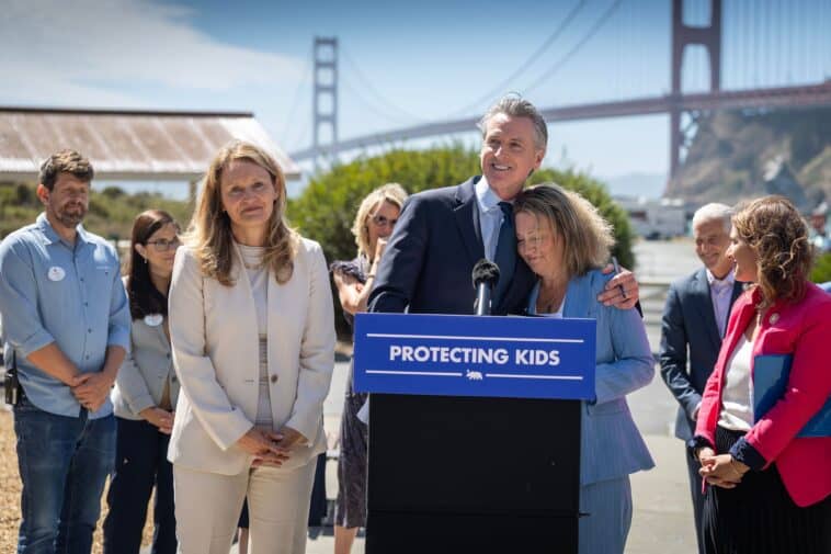 Governor Gavin Newsom signs nation-leading legislation banning addictive app features, securing student data, and establishing strict safety rules for AI chatbots. ©Image Credit:Governor Gavin Newsom’s Office
