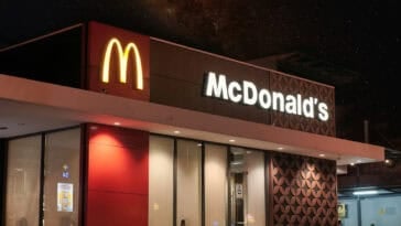 McDonald’s AI pricing engine suggests local menu costs, sparking debate among franchisees and antitrust experts. | ©Image Credit: Visual Karsa / Unsplash