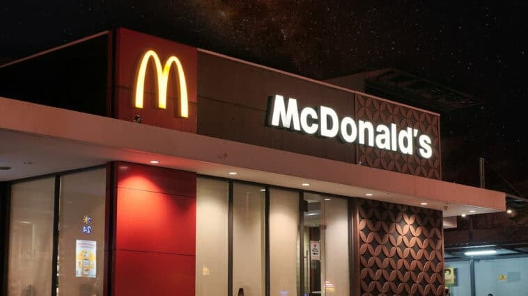 McDonald’s AI pricing engine suggests local menu costs, sparking debate among franchisees and antitrust experts. | ©Image Credit: Visual Karsa / Unsplash