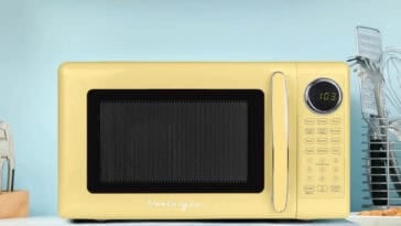 Nostalgia Retro 0.7 Cu Ft Microwave ©Image Credit: Nostalgia