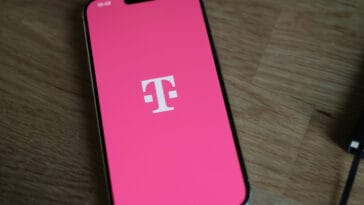 T-Mobile is charging customers $5 a month to use Apple’s new iPhone Handoff feature | ©Image Credit: Unsplash / appshunter.io