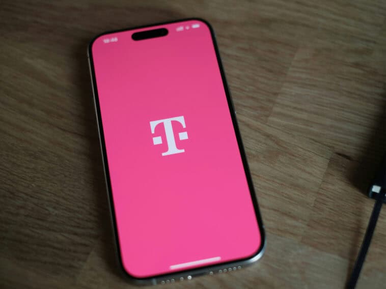 T-Mobile is charging customers $5 a month to use Apple’s new iPhone Handoff feature | ©Image Credit: Unsplash / appshunter.io