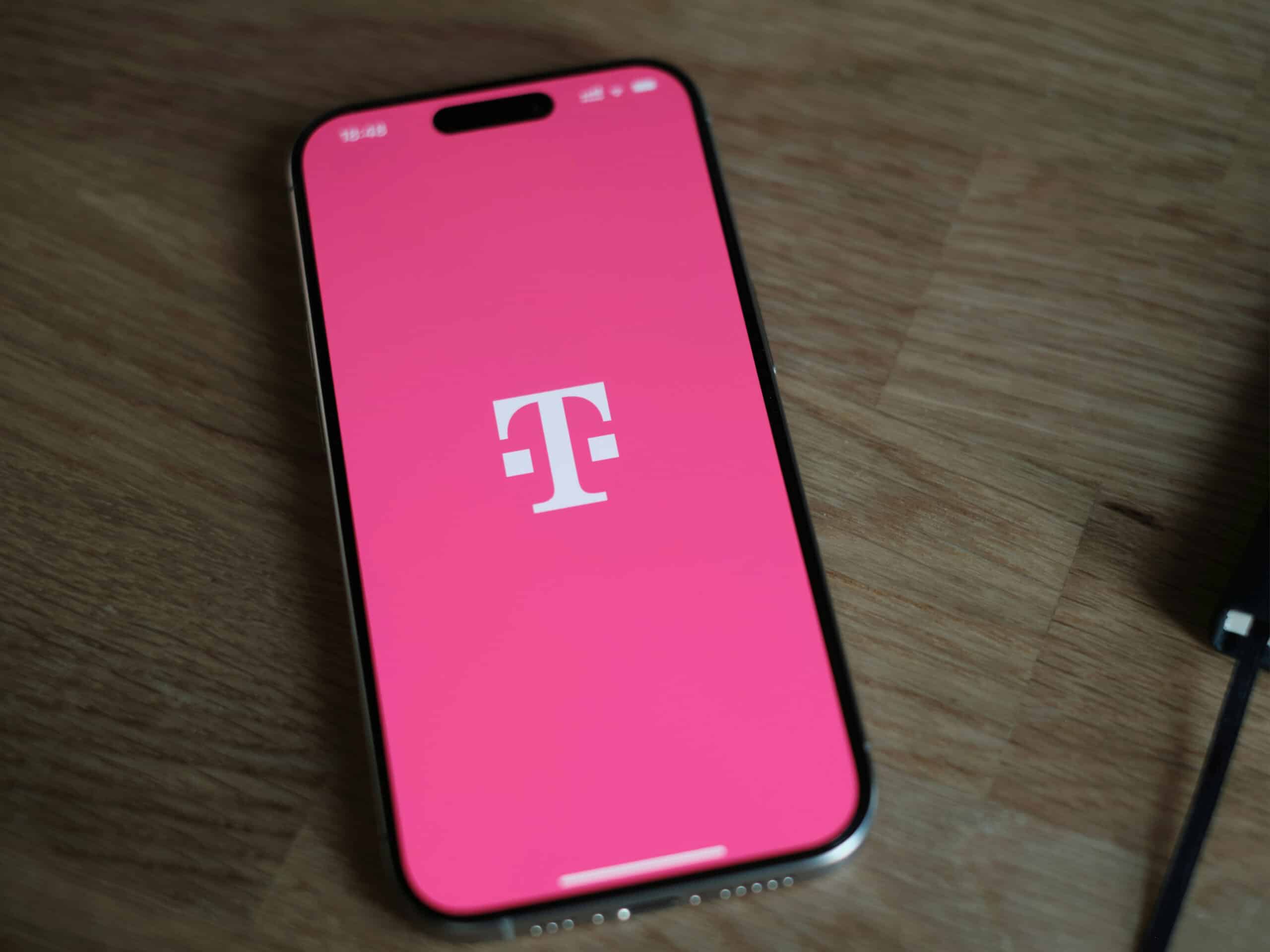 T-Mobile is charging customers $5 a month to use Apple’s new iPhone Handoff feature | ©Image Credit: Unsplash / appshunter.io