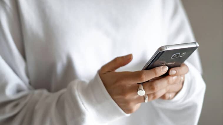 A wrong-number scam can quickly move from casual conversation to requests for money or sensitive information | ©Image Credit: Unsplash / Kelli McClintock
