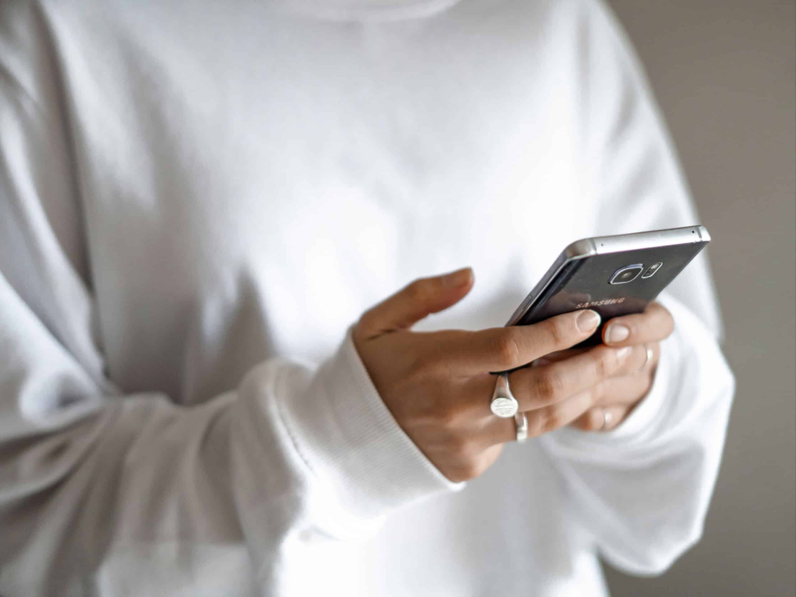 A wrong-number scam can quickly move from casual conversation to requests for money or sensitive information | ©Image Credit: Unsplash / Kelli McClintock