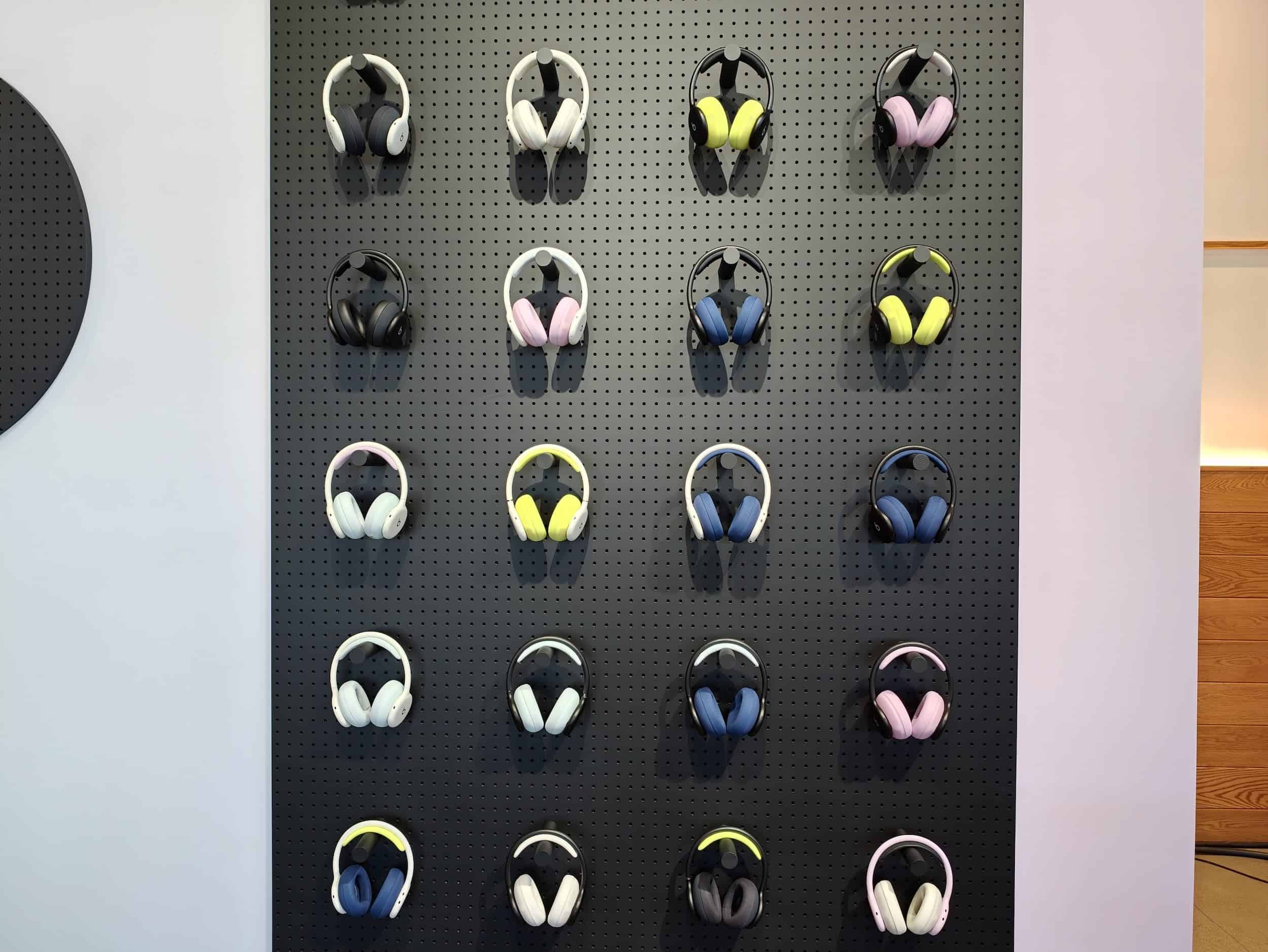 The Beats 360 can be configured in up to 256 color combinations by mixing and matching ear and headband cushions.