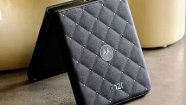 Part foldable smartphone, part luxury jewelry: the Motorola razr with Crystals by Swarovski turns tech into a statement piece. ©Image Credit: GEEKSPIN