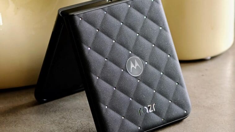 Part foldable smartphone, part luxury jewelry: the Motorola razr with Crystals by Swarovski turns tech into a statement piece. ©Image Credit: GEEKSPIN