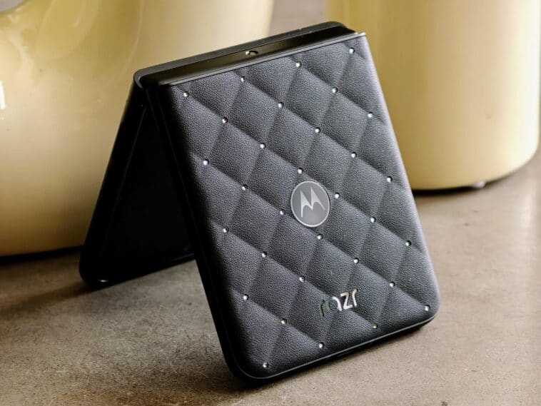 Part foldable smartphone, part luxury jewelry: the Motorola razr with Crystals by Swarovski turns tech into a statement piece. ©Image Credit: GEEKSPIN