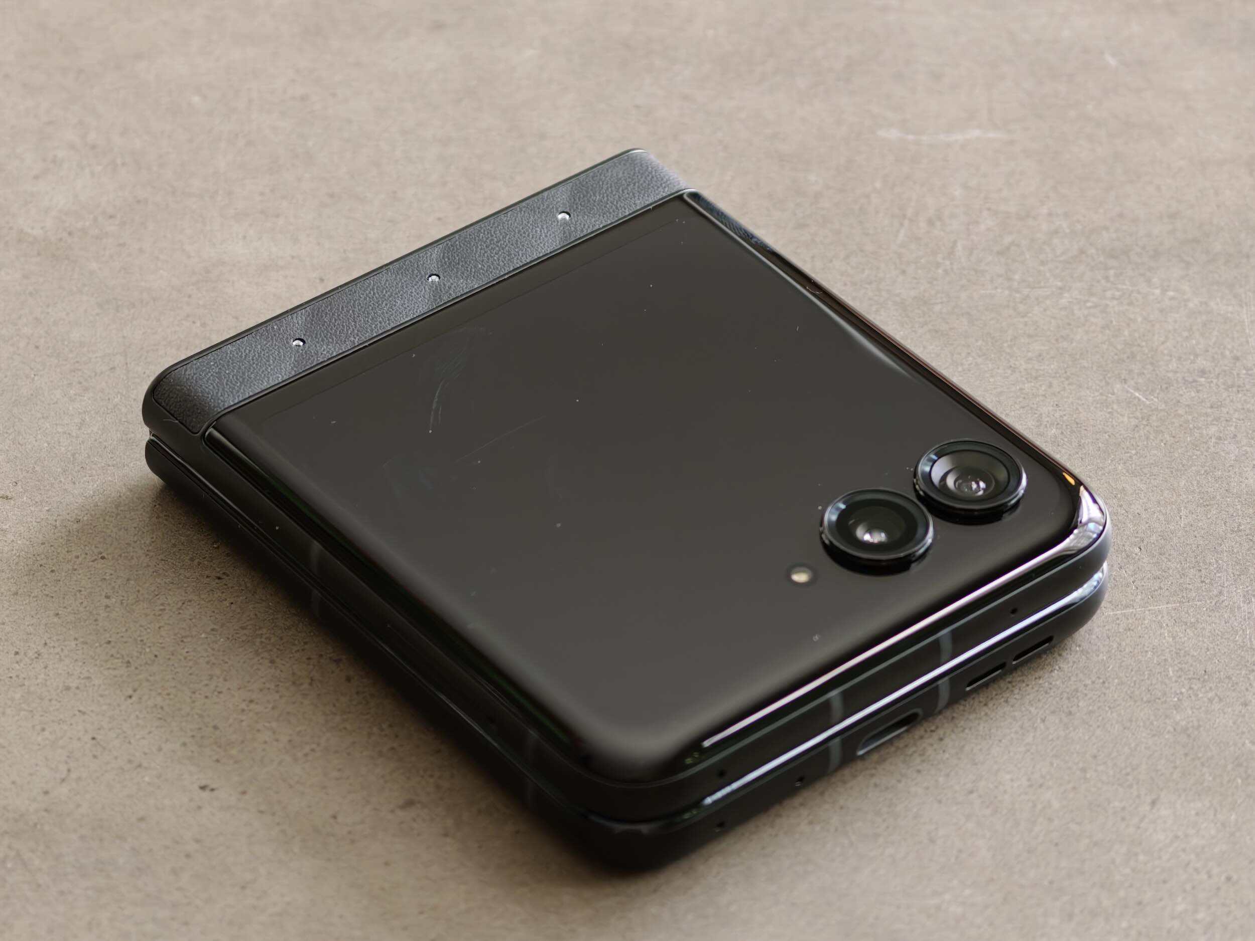 A fully functional 3.6-inch cover screen keeps everyday apps and notifications just a tap away.