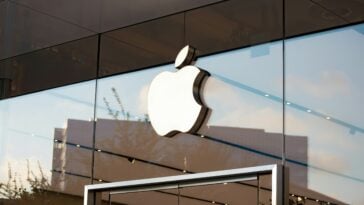 A £2 billion London lawsuit accuses Apple of abusing its App Tracking Transparency framework to favor its internal advertising network over third-party developers. ©Image Credit: Unsplash / Trac Vu