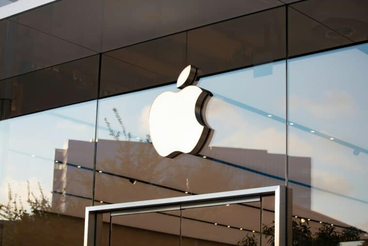 A £2 billion London lawsuit accuses Apple of abusing its App Tracking Transparency framework to favor its internal advertising network over third-party developers. ©Image Credit: Unsplash / Trac Vu
